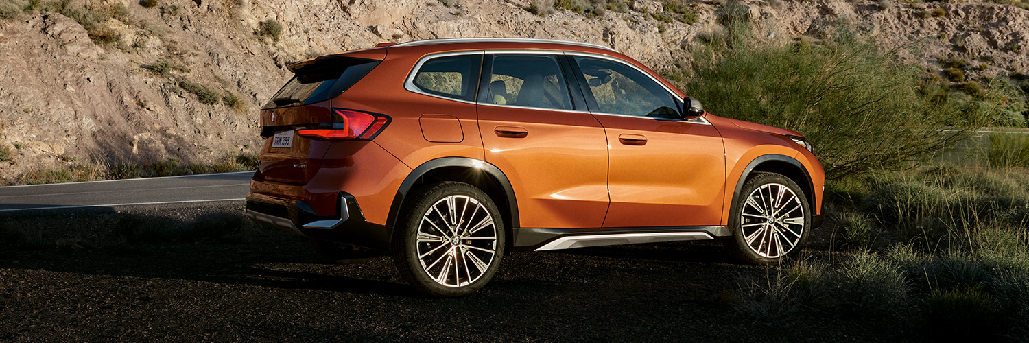 Side profile shot of the 2025 BMW X1 parked on side of road