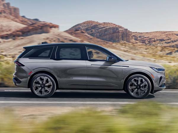 The 2025 Lincoln Nautilus racing down a desert highway