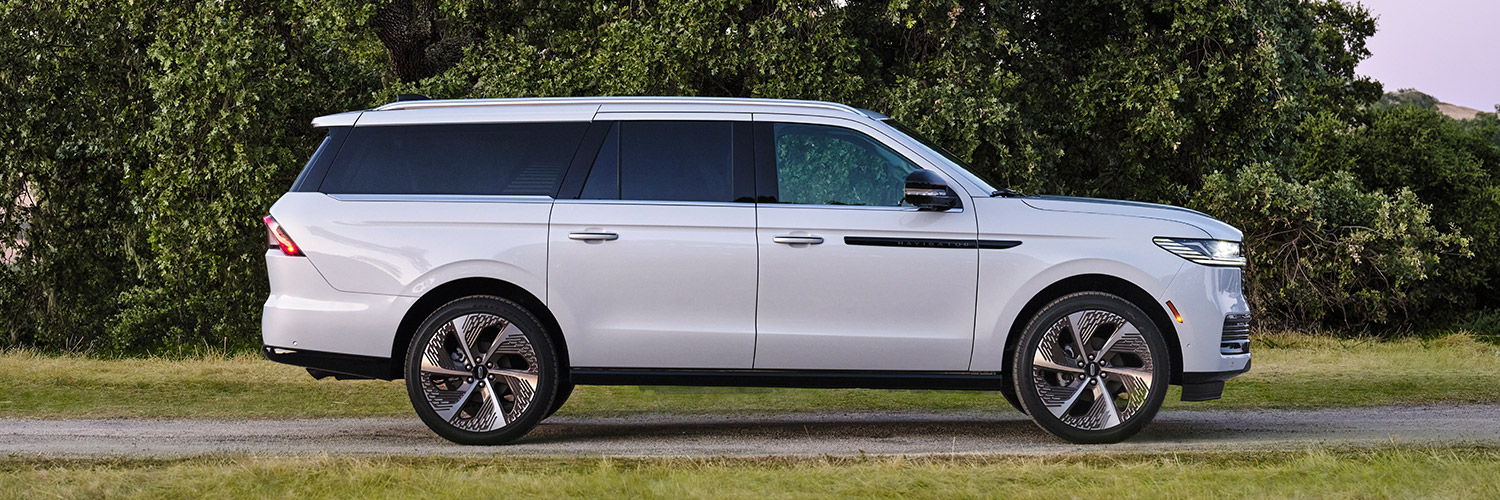 Side profile shot of the 2025 Lincoln Navigator parked