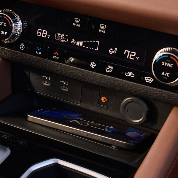 2025 Mitsubishi Outlander SUV climate control.