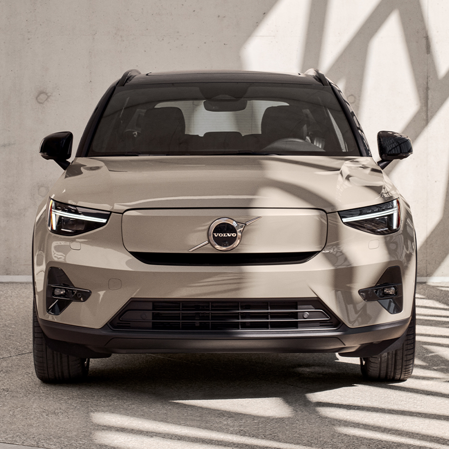 The fully electric Volvo EX40 viewed from the front.