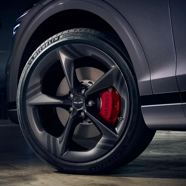 Close up of Genesis GV70's 22 inch wheel