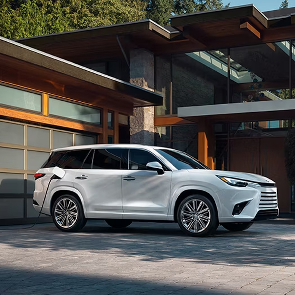 Exterior of the Lexus TX in Wind Chill Pearl.