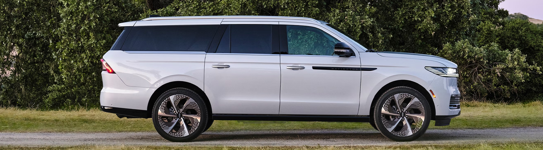 Stylish wheels specific to the Atmospheric theme on 2026 Lincoln Black Label Navigator® SUV
