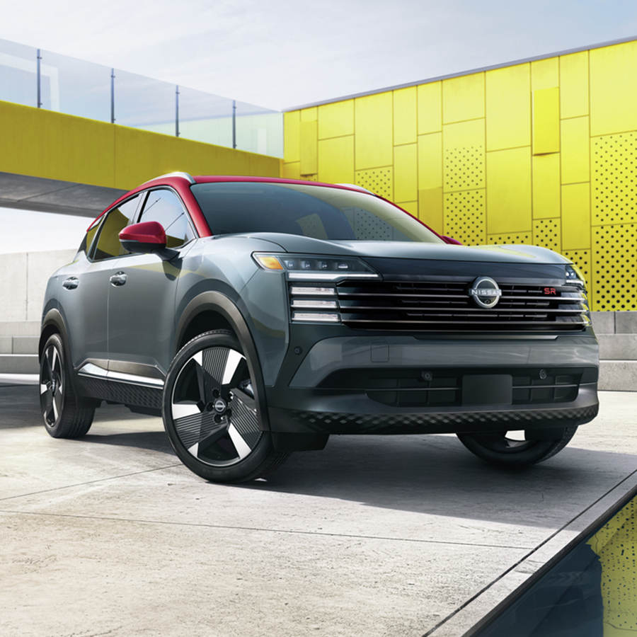 2026 Nissan Kicks SR, Two-tone Gun Metallic/Scarlet Ember Tintcoat, 3/4 front