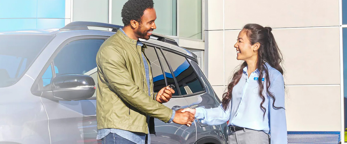 happy customer speaking with a sales person at a Honda Dealership