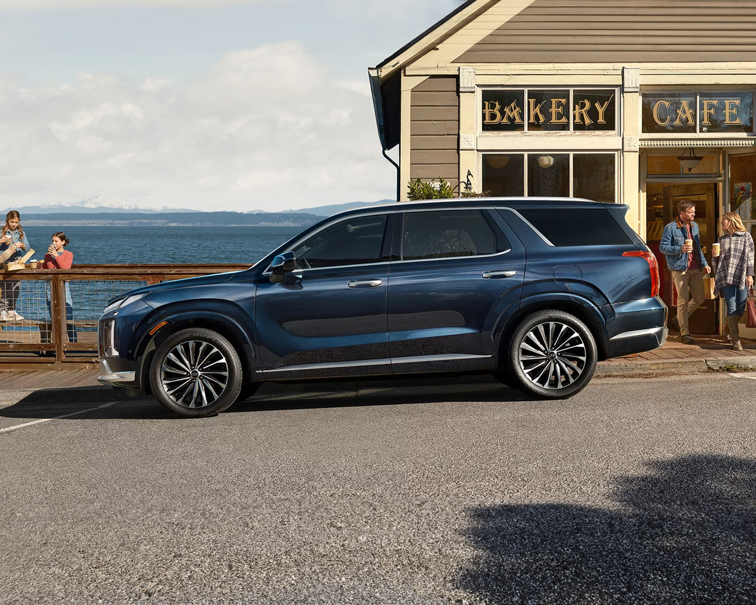 2025 Hyundai Palisade parked next to a seaside cafe